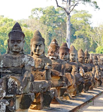 Kamboçya 'da Angkor Thom' un girişinde heykeller