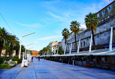 Riva yaya bölgesi Hırvatistan 'ın Split kentindeki Diocletian Sarayı boyunca uzanıyor