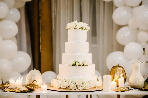 Delicious Wedding Reception Cake Background Balloons Decorated Table Wedding White — Foto de Stock