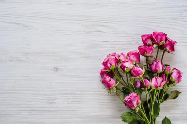 Рожеві Маленькі Троянди Білому Дерев Яному Фоні Днем Рождения Святкова — стокове фото