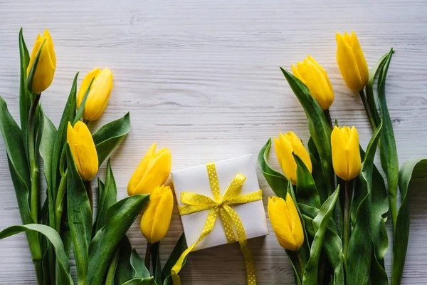 Coffret Cadeau Avec Tulipes Sur Fond Blanc Bois Espace Pour — Photo