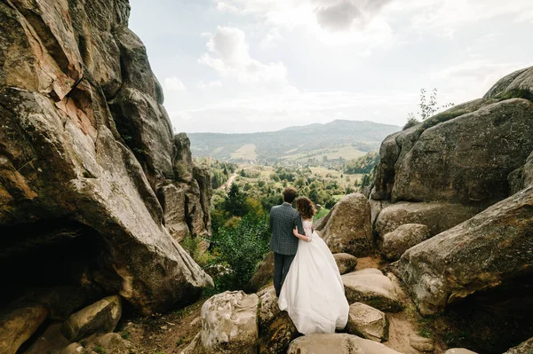 Romantický Zamilovaný Svatební Pár Stojící Kamenech Horách Nevěsta Ženich Kráčející — Stock fotografie