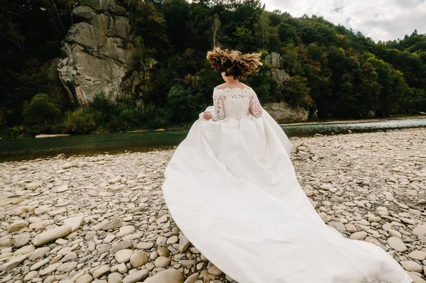 Gelin Dağlardaki Taşlı Nehir Kıyısındaki Düğünden Kaçıyor Gelin Doğada Yürüyor — Stok fotoğraf