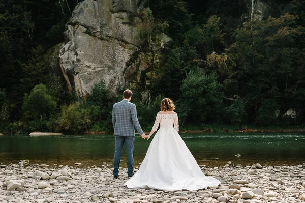 Romantický Zamilovaný Svatební Pár Stojící Kamenitém Břehu Řeky Horách Nevěsta — Stock fotografie