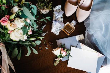 Bacağına jartiyer takan bir kadın. Gelin bir otel odasında el ele tutuşup jartiyeri tutuyor. Sabah hazırlığı düğün konsepti.