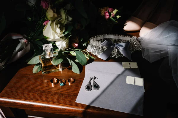 Noiva Acessório Casamento Sapatos Bege Elegantes Brincos Anéis Ouro Flores — Fotografia de Stock