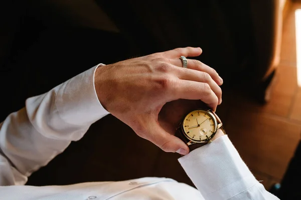 Mężczyzna Koszuli Dopasowuje Zegarek Ramieniu Zbliżenie Biznesmena Pomocą Zegarka Płaskie — Zdjęcie stockowe
