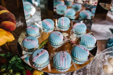 Çikolata. Pembe ve mavi renkli güzel bir masa. Pastalı lezzetli bir açık büfe. Pasta ve diğer tatlılarla birlikte tatil büfesi..