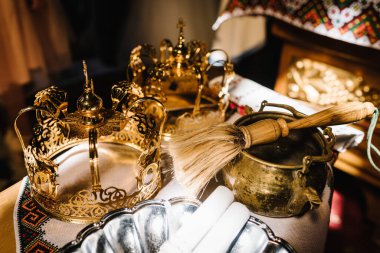 Kilisede düğün taçları seremoniye hazır. Kapat..