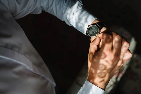 Чоловік Сорочці Підлаштовує Годинник Руці Крупним Планом Бізнесмен Використовує Годинник — стокове фото