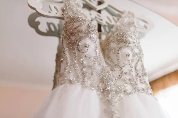 Bröllopsklänning Hängande Mot Vägg Bakgrund Rummet Närbild — Stockfoto
