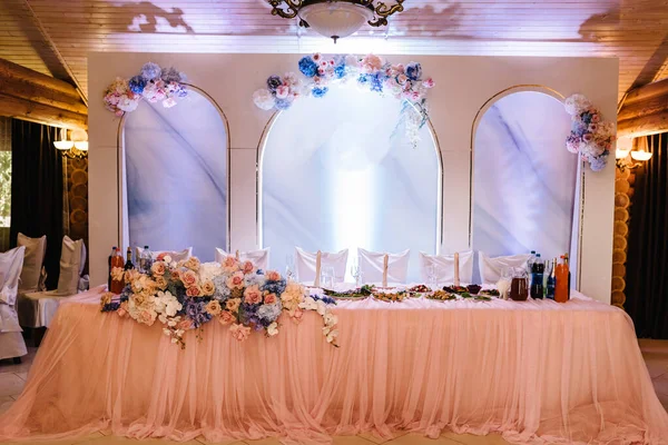 Şölen Masası Ziyafet Salonunda Mavi Beyaz Pembe Çiçekler Yeşillikle Süslenmiş — Stok fotoğraf