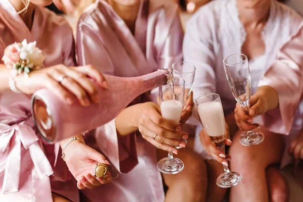 Молодые Подружки Невесты Звонят Бокалами Шампанского Номере Отеля Крупный План — стоковое фото