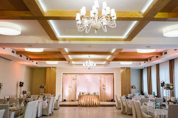 Gedecoreerde Bruiloft Feestzaal Klassieke Stijl Restaurant Interieur Voor Banket Bruiloft — Stockfoto