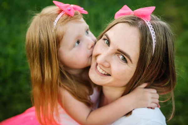 Madre Joven Besando Una Chica Parque Vacaciones Familiares Retrato Mamá — Foto de Stock