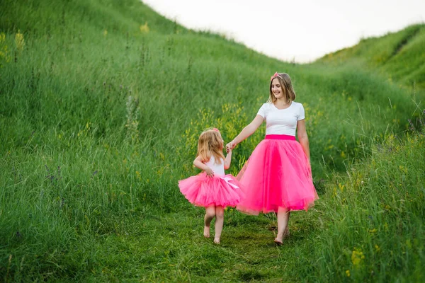 Мама Дочерью Розовых Платьях Босиком Гуляющей Полю Молодая Красивая Мать — стоковое фото