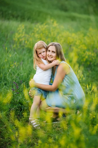 Retrato Una Hija Abrazando Besando Madre Naturaleza Día Primavera Mamá — Foto de Stock
