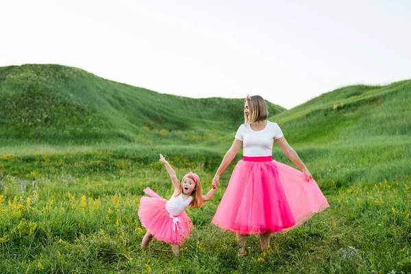 Мама Дочерью Розовых Платьях Гуляют Полю Мать Дочерью Одежде Семья — стоковое фото