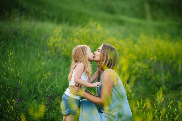 Молодая Мама Целует Девушку Парке Семейный Праздник Портрет Мама Ребенком — стоковое фото