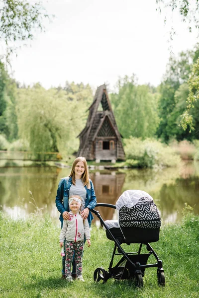 Jeune Mère Avec Deux Enfants Une Poussette Marche Bord Lac — Photo