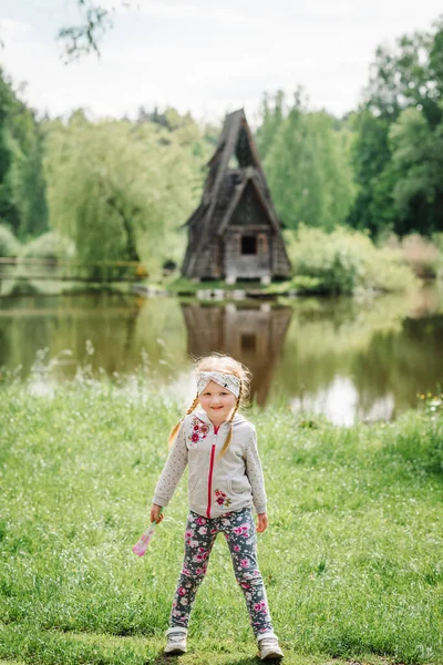 Маленька Дівчинка Гуляє Біля Озера Природі Старий Дерев Яний Будинок — стокове фото