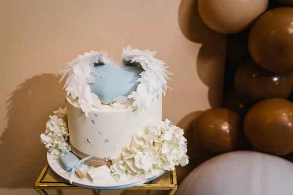 背景の風船パーティーの装飾の誕生日ケーキ ベビーシャワーパーティー 洗礼の概念を祝う コピースペース お祝いのコンセプト トレンディケーキ おいしいレセプション — ストック写真
