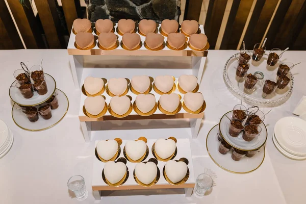 Şekerli masa, şeker, tatlı. Çikolata. Nefis bir karşılama. Üst görünüm.