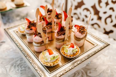 Panna cotta turuncu ve nane, jöle ile çilek sosu tepesi ile. geleneksel İtalyan tatlı. Lezzetli tablo bir parti goodies için dekore edilmiş.