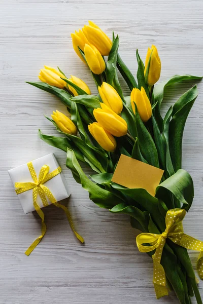 Bouquet Tulipes Avec Coffret Cadeau Sur Fond Bois Blanc Carte — Photo