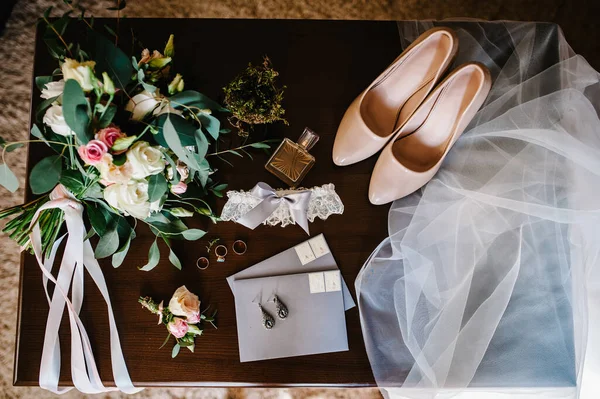 Весільний Аксесуар Нареченої Стильне Бежеве Взуття Сережки Золоті Кільця Квіти — стокове фото