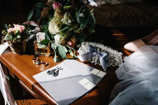 Hochzeits Accessoire Braut Stilvolle Beige Schuhe Ohrringe Goldringe Blumenstrauß Strumpfband — Stockfoto