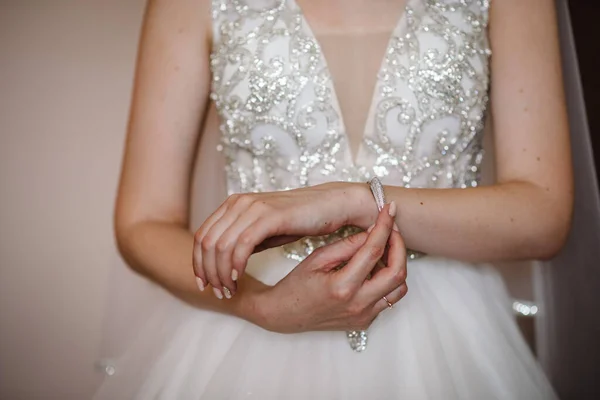 女の子は腕にブレスレットをつけた 花嫁はジュエリーを身に着けブレスレットに集中する 結婚式のためのブライダル準備 — ストック写真