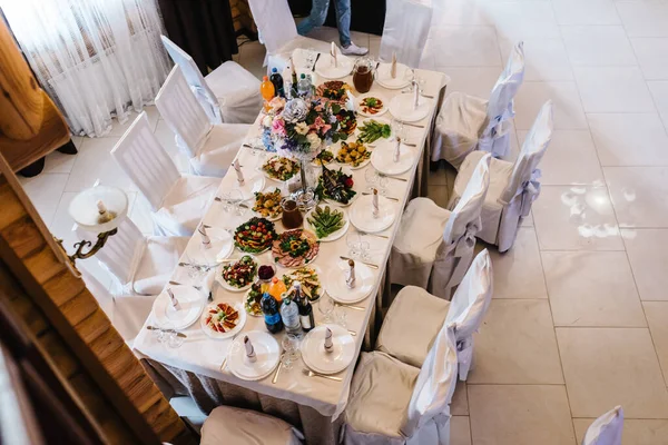 Mesa Festiva Salão Banquete Servir Convidados Pôr Mesa Pratos Talheres — Fotografia de Stock