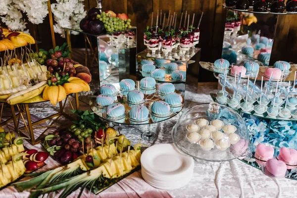 キャンディバー ピンクとブルーの甘いテーブル カップケーキとおいしい甘いビュッフェ カップケーキやその他のデザート付きの休日のビュッフェ — ストック写真