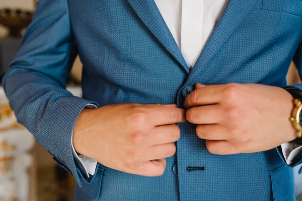 特写人员的手紧紧抓住扣子 穿西装 衬衫的新郎时髦的经典男装 生意人上午为工作日或婚礼作准备的部分商人 — 图库照片