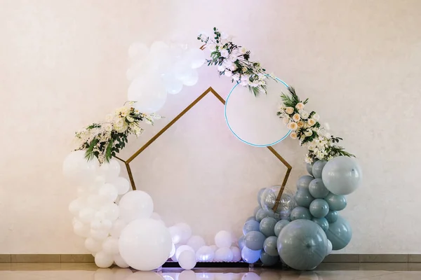 Bruidsboog Verjaardags Decoraties Ballonnen Slinger Decor Voor Feest Een Muurachtergrond — Stockfoto