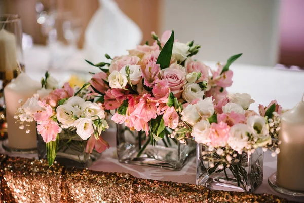Düğün Dekoru Yeni Evliler Sofra Örtüsüyle Örtülmüş Ziyafet Salonunda Çiçek — Stok fotoğraf