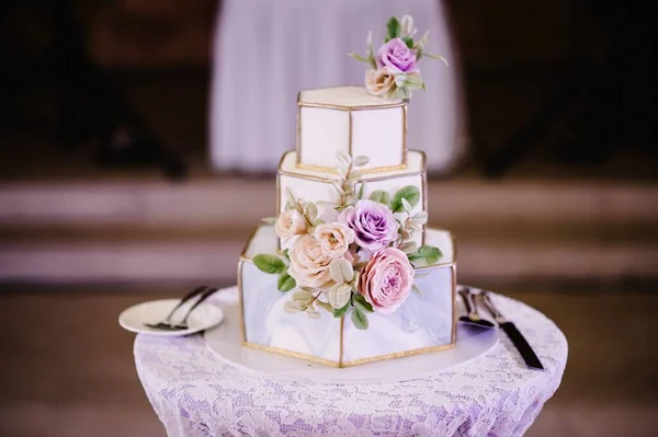 Classic Tiered White Grey Cake Flowers Decoration Geometric Pattern Wedding — Stock Photo, Image