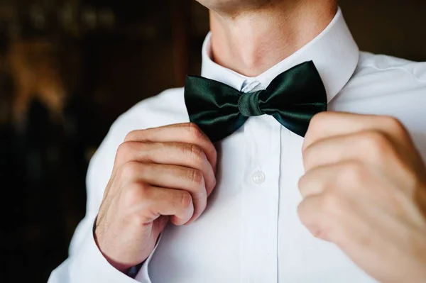 Homem Camisa Corrigir Gravata Preparação Manhã Noivo Casa Foto Moda — Fotografia de Stock