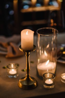 Sürpriz evlilik teklifi için mum yakmak. Restoranda mum ışığında lüks bir randevu. Akşamları romantik bir akşam yemeği düzenleriz. Çift için masa hazır, Sevgililer Günü akşamı. Dekorasyon mumu. Ayrıntılar yakın plan