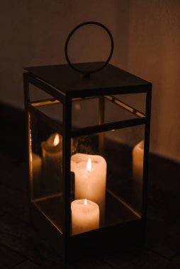 Mumlu klasik fener. Detaylar mumları yakın plan. Evlilik teklifi için mum yakmak. Restoranda mum ışığında lüks bir randevu. Akşamki etkinlik için romantik dekor. Sevgililer Günü akşamı.