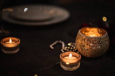 Sürpriz evlilik teklifi için mum yakmak. Dekorasyon mumu. Ayrıntılar yakın çekim. Restoranda mum ışığında lüks bir randevu. Akşamları romantik bir akşam yemeği düzenleriz. Çift için masa hazır, Sevgililer Günü akşamı.