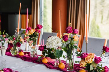 Pembe süslemeler, turuncu çiçekler güller, mumlar, doğum günü partisi için meyveler, düğün resepsiyonu. Lokantada lüks, zarif bir akşam yemeği. Organize bir etkinlik, masa ziyafeti. Ayrıntılar yakın plan