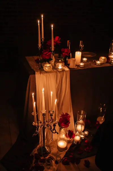 Dekorációs Virágok Égő Gyertyák Részletek Közelkép Luxus Romantikus Randi Egy Stock Kép