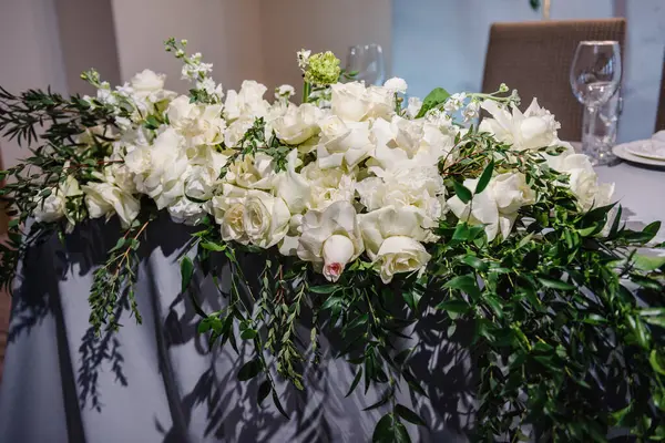 Virágkompozíció Rózsákkal Zöld Levelekkel Gyertyákkal Asztal Közepén Esküvőszervezés Vacsoraasztalos Fogadás Jogdíjmentes Stock Képek