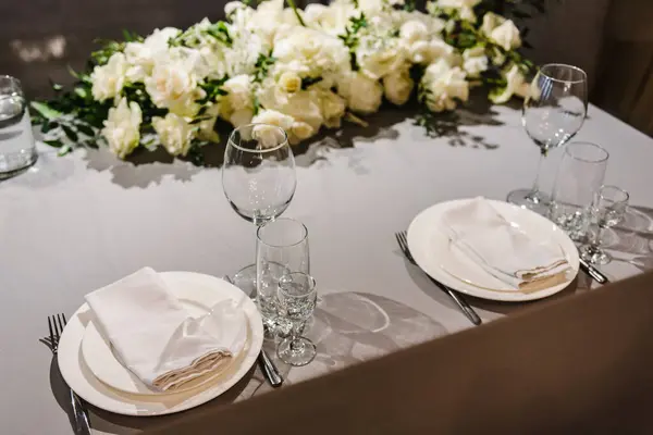 Esküvői Előkészületek Ünnepi Asztal Borított Terítő Díszített Kompozíció Virágok Gyertyák Jogdíjmentes Stock Képek