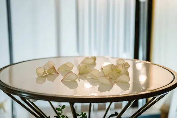 Álljon Díszítő Szirmok Virágok Növényzet Luxus Elegáns Asztal Esküvői Ceremóniára Jogdíjmentes Stock Fotók