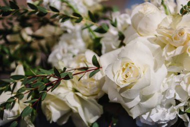 Zarif beyaz güller. Kopya uzayı ile kompozisyon. Yumuşak bulanık çiçekler, arka plan için pastel tonda yumuşak bokeh. Yakın çekim dekorasyonu. Pankart. Dekorun ayrıntıları masanın üstünde..