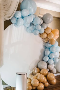 Fotoğraf duvarı dekorasyon alanı, beyaz arka planı olan bir yer. Mavi, kahverengi ve gri balonlarla süslenmiş kemer. Bebek partisi. Düğün resepsiyonu. Moda dekoru. Kutlama vaftiz kavramı. Doğum günü partisi.