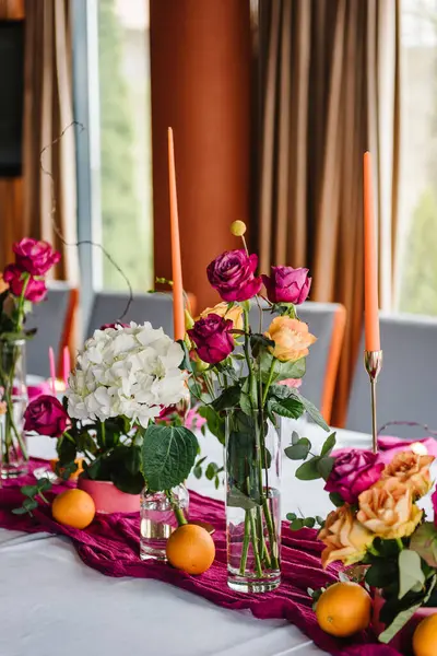 Díszítés Rózsaszín Narancs Virágok Rózsa Gyertyák Gyümölcs Születésnapi Party Esküvői Jogdíjmentes Stock Képek